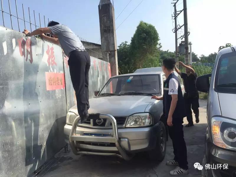 執法人員識破閉門羹