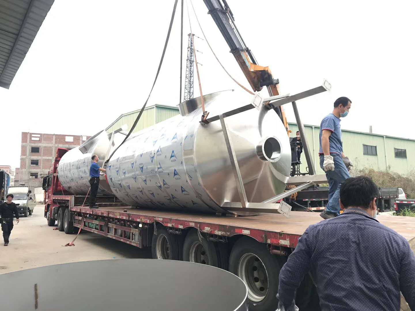 吊車裝貨出貨中 吊車裝貨出貨中