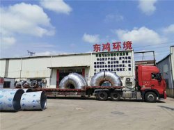 東鴻請來吊車發貨，一天發4車廢氣處理設備，車車都是17.5米大拖頭