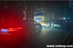 東莞市生態環境局松山湖分局查獲一槽罐車于夜間往排水管網偷排泥漿的行為